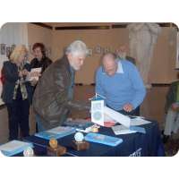 Gustavo Guadalupe y Pascual Grippoli,mientras firma el documento de donaci&oacute;n de sus obras al Museo del Grabado