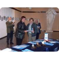 La Prof.Cecilia Manzione entregando su premio al artista Juan Carlos Gonz&aacute;lez