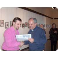 C&eacute;sar Ureta en momentos derecibir su Diploma de manos de Jorge Sayagu&eacute;s
