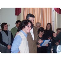 Leonardo de León recibe el premio de la
Intendencia Departamental de manos del Director de Cultura poeta Gerardo Martínez.