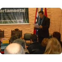 El Prof. Gabriel Fernández, conductor de la ceremonia