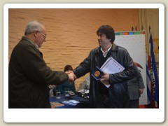 El Secretario de la IDL Alejandro Giorello entrega su premio al Arq. Carlos Rehermann